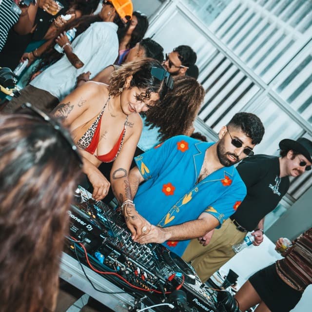 How Artists Manage Bookings (Without Losing Gigs)... article cover image